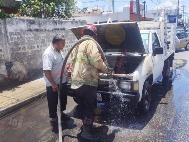 Camioneta a punto de incendiarse en la avenida Álvaro Obregón