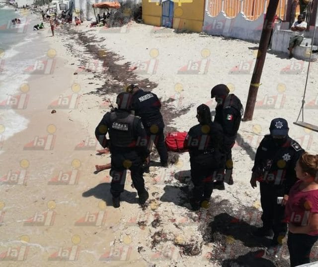 hombre a punto de ahogarse Chicxulub Puerto (1)