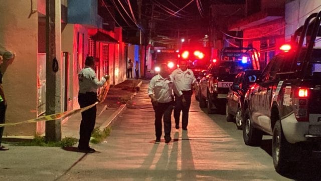 Ladrón queda clavado en unas rejas al querer escapar