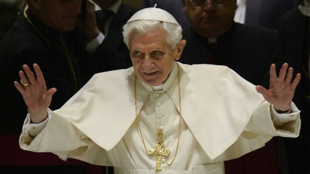 Falso, la muerte de Benedicto XVI