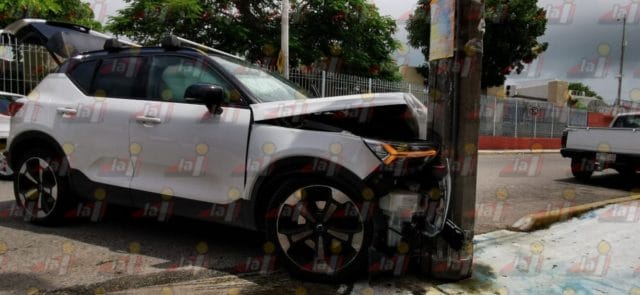 distraído en el celular distraído en el celular