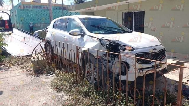 Camioneta chocó contra la reja de una casa en la México (1)