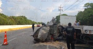 Choque entre un Tsuru y un camión en la Mérida-Progreso