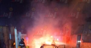 Cortocircuito en automóvil provoca incendio en Umán