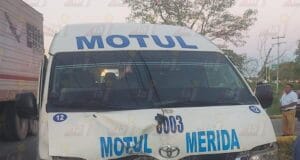 10 personas lesionadas en choque entre taxi y camioneta en la Mérida-Motul