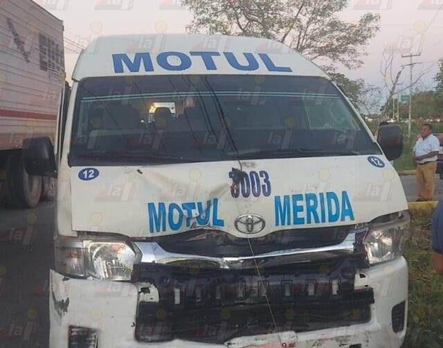 10 personas lesionadas en choque entre taxi y camioneta en la Mérida-Motul 1 10 personas lesionadas en choque entre taxi y camioneta en la Mérida-Motul