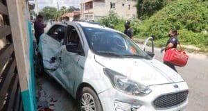 Accidente en la colonia Esperanza; un auto se estampó en una casa