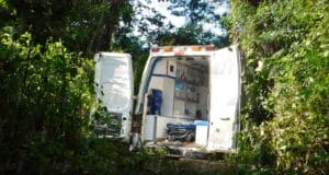 Ambulancia se sale del camino: el conductor se durmió, en Tekax