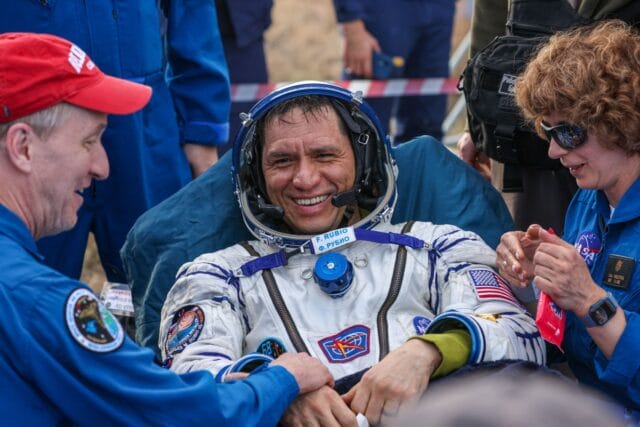 Astronauta regresa a la Tierra tras estar 371 días atrapado en el espacio