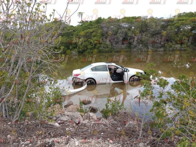 Automóvil se cae en ciénega de la Progreso-Chicxulub