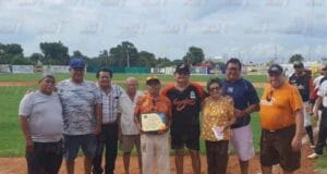 Homenajean a "Bat boy", un abuelito beisbolista en Tzucacab