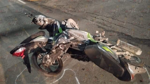Motociclista causa choque tras saltarse una señal de alto; huyó del lugar dejando su vehículo atrás, en Tizimín