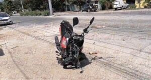 Motociclista lesionado por choque contra camioneta en la Leona Vicario