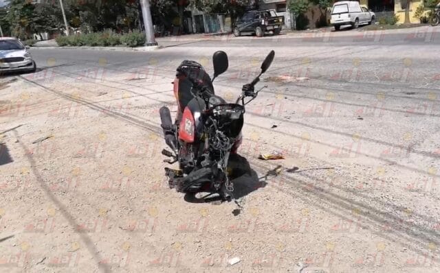 Motociclista lesionado por choque contra camioneta en la Leona Vicario