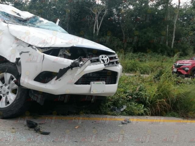 Se le ponchó una llanta y se sale de la vía en la Mérida-Cancún