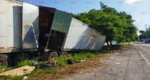 Tráiler se hunde en tierra húmeda en la Mérida-Umán