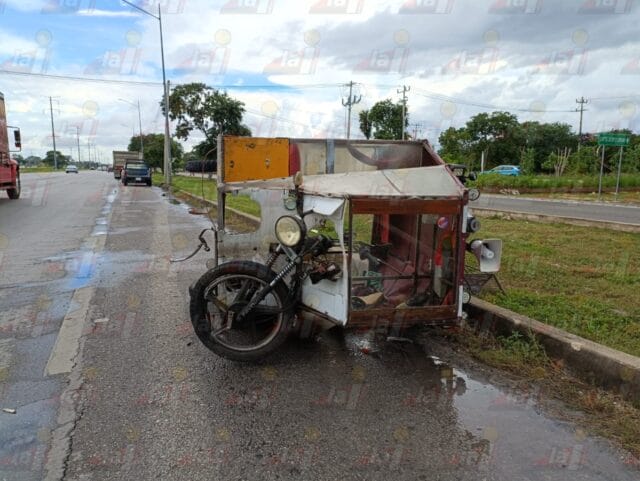 Volcadura de un mototaxi por un tráiler en la Mérida-Progreso