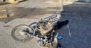 Adolescente en motocicleta causa choque en Tizimín