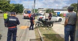 Auto causa choque con moto al cambiar de carril en Ciudad Caucel