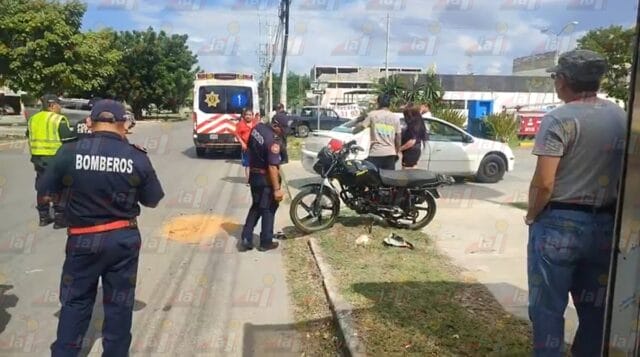 Auto causa choque con moto al cambiar de carril en Ciudad Caucel
