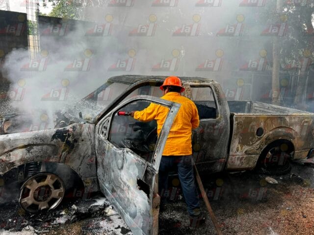 Camioneta con 300 mil pesos adentro se incendia en Oxkutzcab