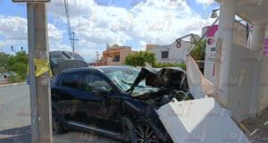 Camioneta pierde el control y deja daños materiales graves en norte de Mérida