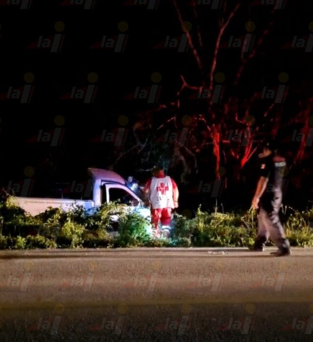 Camioneta se sale de la carretera Kinchil-Celestún