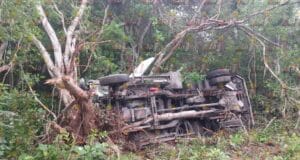 Conductor de camión frutero dormita y causa choque en la Sotuta