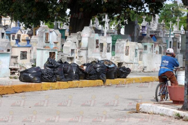 Empiezan labores de limpieza en los cementerios de Mérida