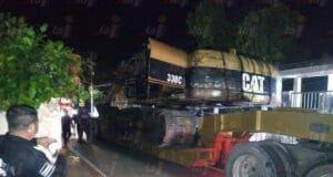 Maquinaria pesada se enreda en cables y causa tráfico en Tzucacab