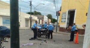 Motocicleta cruza en rojo y causa choque en el Centro de Mérida