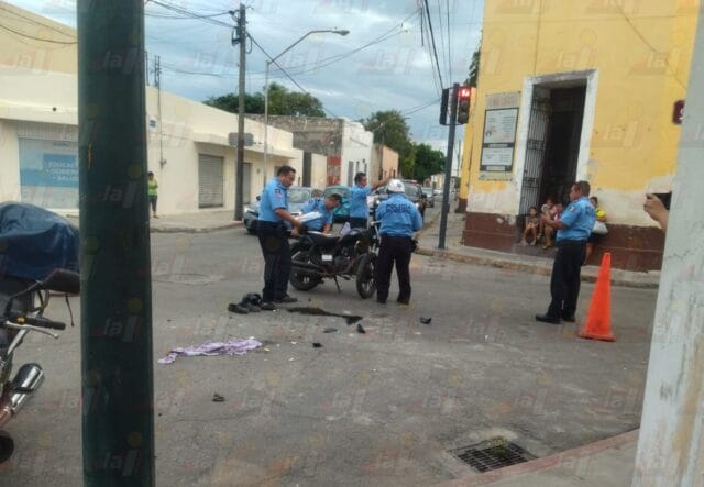 Motocicleta cruza en rojo y causa choque en el Centro de Mérida