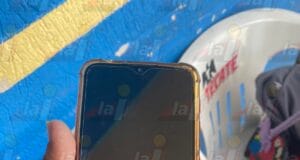 Mujer encuentra celular en la calle y lo devuelve, en Seyé