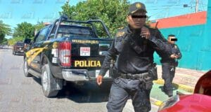 Policía de la SSP causa choque con auto particular en Yucalpetén