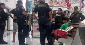 Por el calor, menor se desvanece en plaza comercial de Mérida