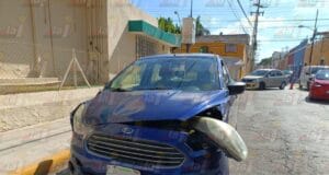 'Semaforazo' entre dos automóviles en el barrio de Santiago