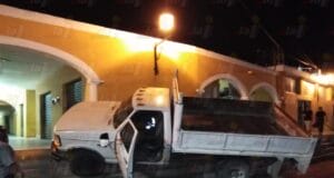 Trabajadores ebrios del Tren Maya causan choque en Izamal