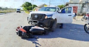 Tras bajar cerro, camioneta impacta a motociclista en Campeche