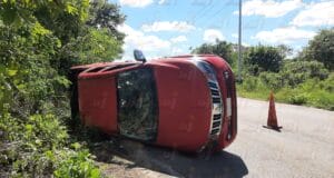 Volcadura de camioneta por llevar tinaco en la Izamal-Kantunil