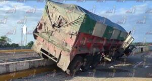 conductor camellón volquete carretera federal Mérida-Campeche