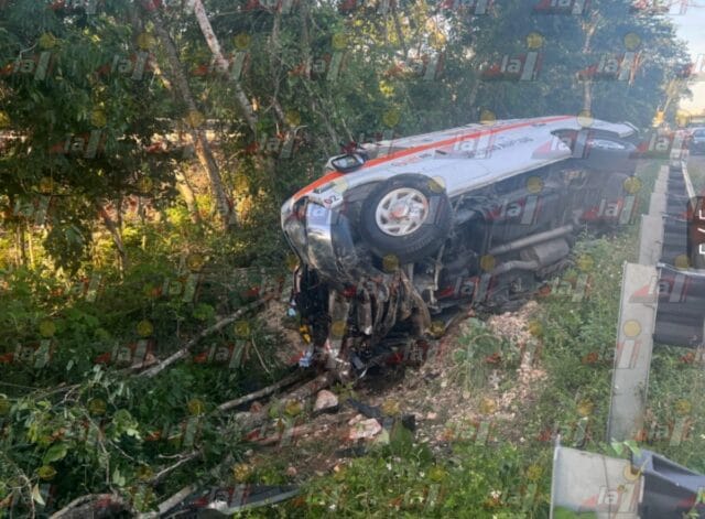 ¡Ambulancia por ambulancia! Volcadura de una en la Mérida-Cancún