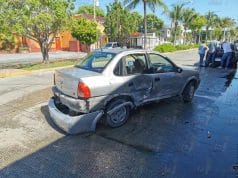 Aparatoso choque entre dos automóviles en la colonia Morelos