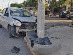 Automóvil choca contra poste de la CFE en Cinco Colonias, Mérida