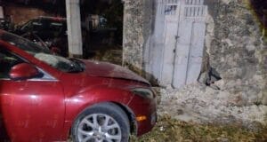 Conductor ebrio causa choque contra motociclista y muro en Tizimín
