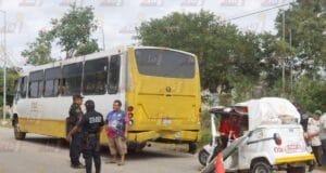 Después de causar un choque, se queda atrapado en su mototaxi