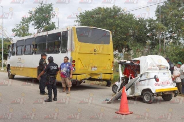 Después de causar un choque, se queda atrapado en su mototaxi
