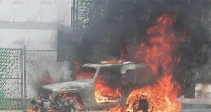 Incendio consume camioneta de lujo al norte de Mérida