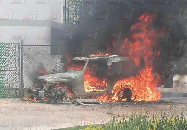 Incendio consume camioneta de lujo al norte de Mérida