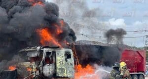 Incendio consume tráiler con materiales para el Tren Maya en la Mérida-Cancún