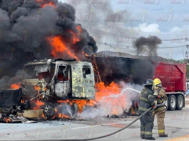 Incendio consume tráiler con materiales para el Tren Maya en la Mérida-Cancún 1 Incendio consume tráiler con materiales para el Tren Maya en la Mérida-Cancún